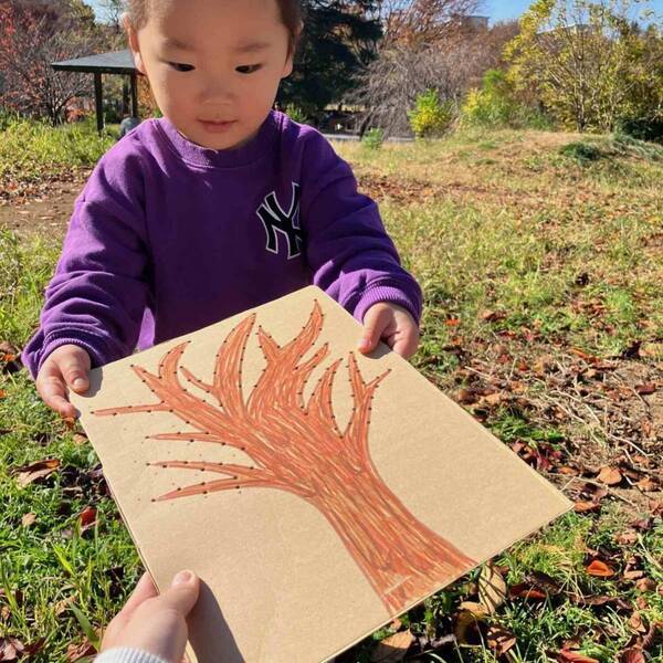 【材料3つだけ】秋を感じる紅葉の工作「葉っぱアート」を子どもとチャレンジ！ | HugMug