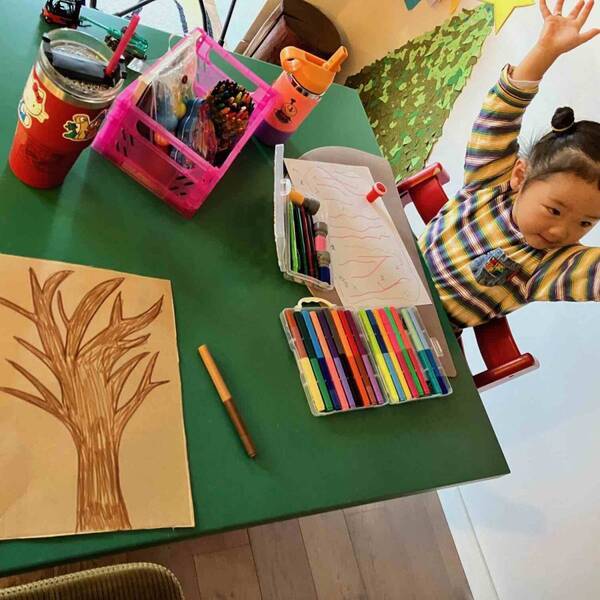 【材料3つだけ】秋を感じる紅葉の工作「葉っぱアート」を子どもとチャレンジ！ | HugMug