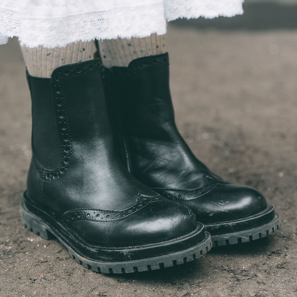 冬のキッズシューズは「ZARA」に決まり！ 1点投入するだけで即こなれ見えが叶う | HugMug