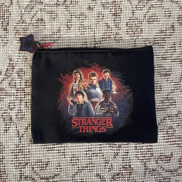 完売続出！3COINSのストレンジャー・シングス グッズが日常使いできるアイテム勢揃い！ | HugMug