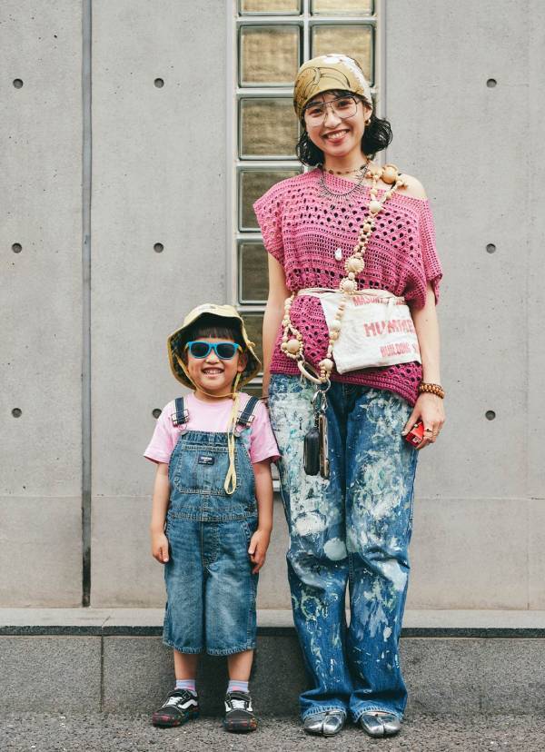 ハンドメイドのニットが主役！ ピンク×デニムをシェアした親子コーデがおしゃれ | HugMug