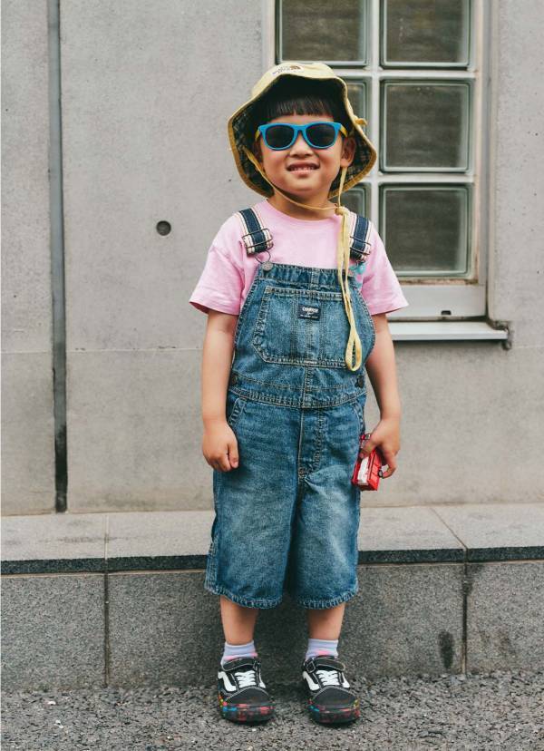 ハンドメイドのニットが主役！ ピンク×デニムをシェアした親子コーデがおしゃれ | HugMug