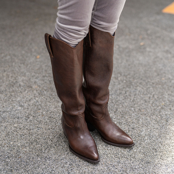 マンネリ化回避！きれいめシャツを格上げするコーデ術とは？ | HugMug