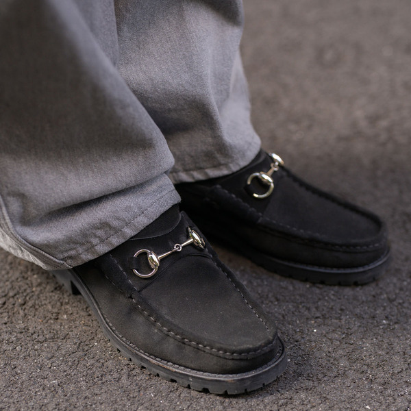 最旬デニムコーデ！ 淡めカラーで軽やか秋コーデに変身 | HugMug