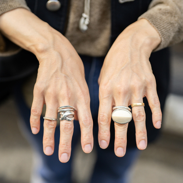 最旬デニムコーデ！ 淡めカラーで軽やか秋コーデに変身 | HugMug