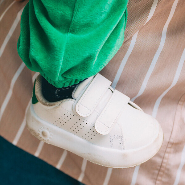 やっぱり「海外子ども服」がかわいい！ グリーンのスウェットパンツがアクセント役 | HugMug