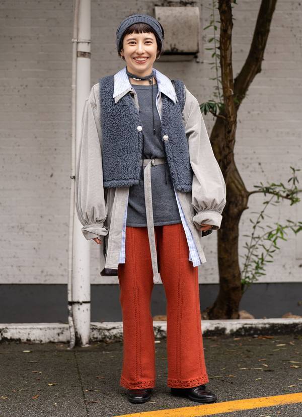 温度調節しやすい【ベスト】のお手本コーデ。ジャケットやシャツをレイヤード | HugMug