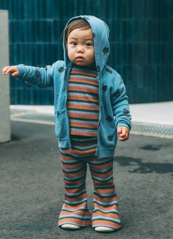 【オールブラック VS マルチカラー】親子で色を楽しむ冬コーデがおしゃれ | HugMug