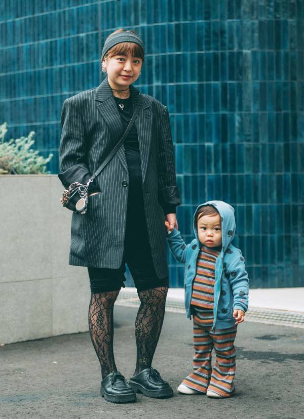 【オールブラック VS マルチカラー】親子で色を楽しむ冬コーデがおしゃれ | HugMug