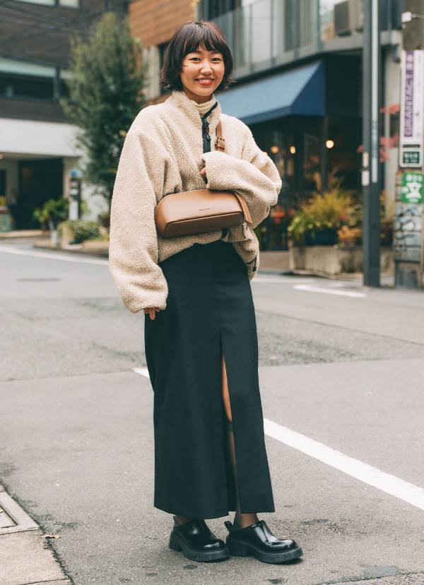 ボアアウターをつかった大人のカジュアルコーデ術。すっきりシルエットでメリハリをオン | HugMug