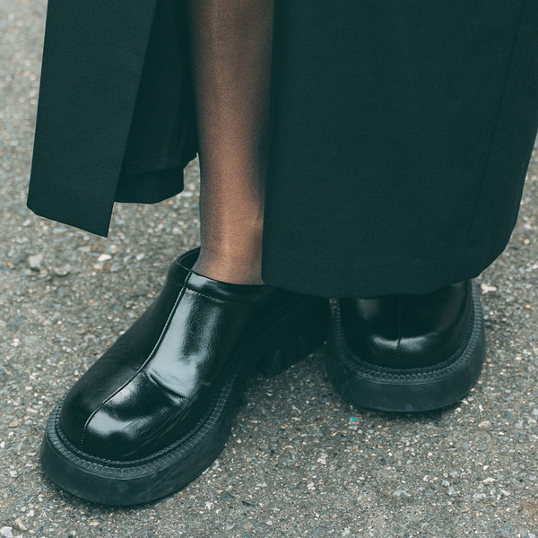 ボアアウターをつかった大人のカジュアルコーデ術。すっきりシルエットでメリハリをオン | HugMug