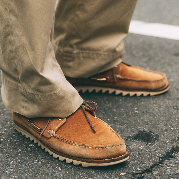 ボアアウターをつかった大人のカジュアルコーデ術。すっきりシルエットでメリハリをオン | HugMug