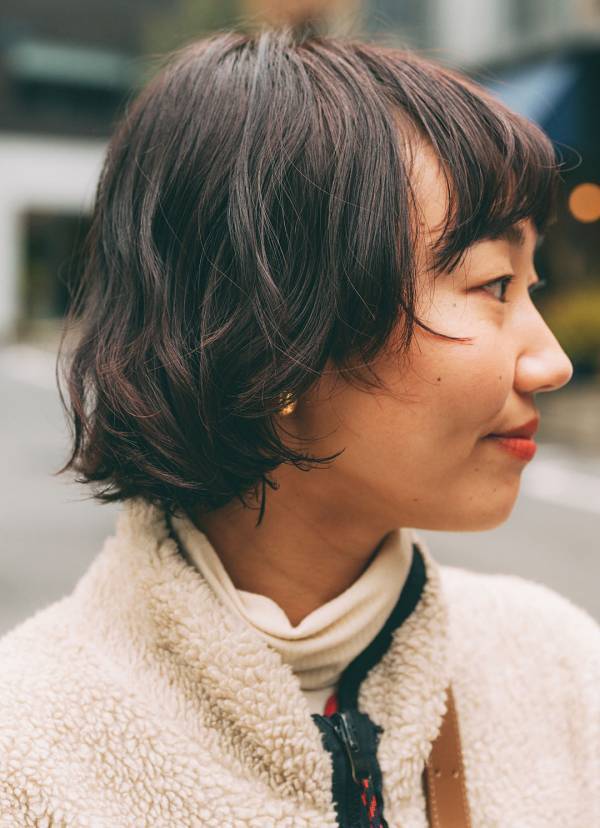 ボアアウターをつかった大人のカジュアルコーデ術。すっきりシルエットでメリハリをオン | HugMug