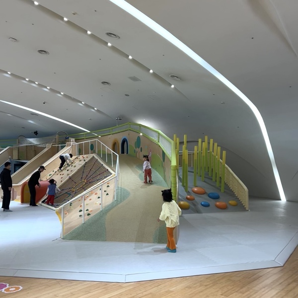 【子連れ韓国】いま東大門DDPが熱い！大型遊具からワークショップまで充実の大型キッズカフェ「dikidiki」 | HugMug