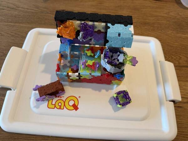LEGOとは違う！丸も球も作れる日本製ブロック「LaQ」が子どもに大人気な理由 | HugMug