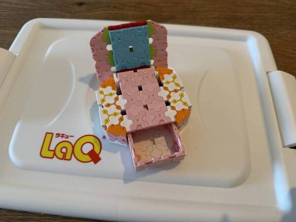 LEGOとは違う！丸も球も作れる日本製ブロック「LaQ」が子どもに大人気な理由 | HugMug