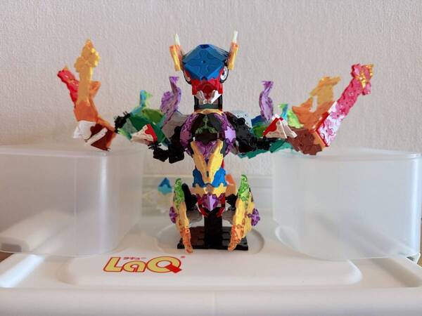 LEGOとは違う！丸も球も作れる日本製ブロック「LaQ」が子どもに大人気な理由 | HugMug