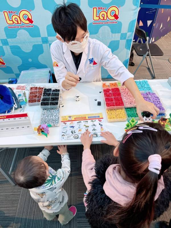 LEGOとは違う！丸も球も作れる日本製ブロック「LaQ」が子どもに大人気な理由 | HugMug