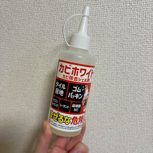 諦めてたお風呂のカビが消えた！？塗って15分放置の「カビホワイト」がすごい | HugMug