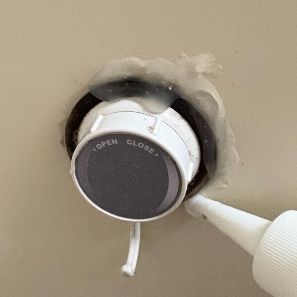 諦めてたお風呂のカビが消えた！？塗って15分放置の「カビホワイト」がすごい | HugMug