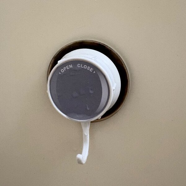 諦めてたお風呂のカビが消えた！？塗って15分放置の「カビホワイト」がすごい | HugMug