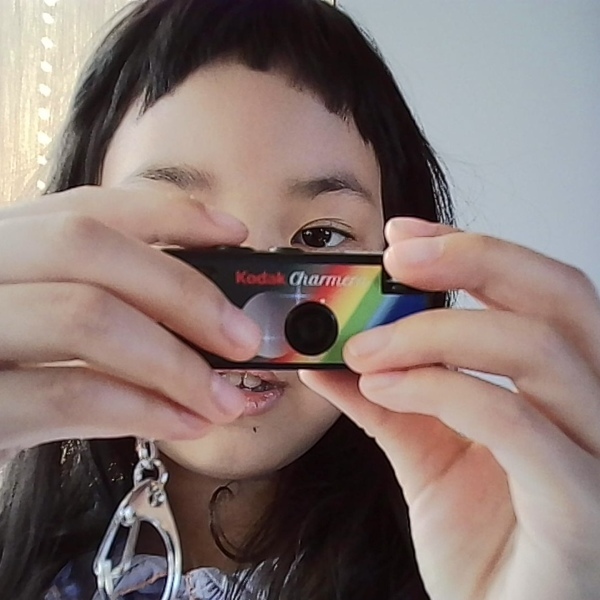 キーホルダー？いいえ本物のカメラです！バッグにつけられるKodak超小型カメラがすごい | HugMug