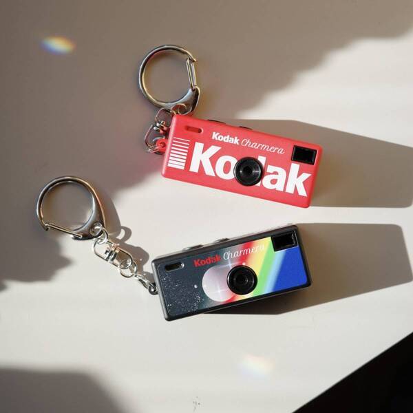 キーホルダー？いいえ本物のカメラです！バッグにつけられるKodak超小型カメラがすごい | HugMug