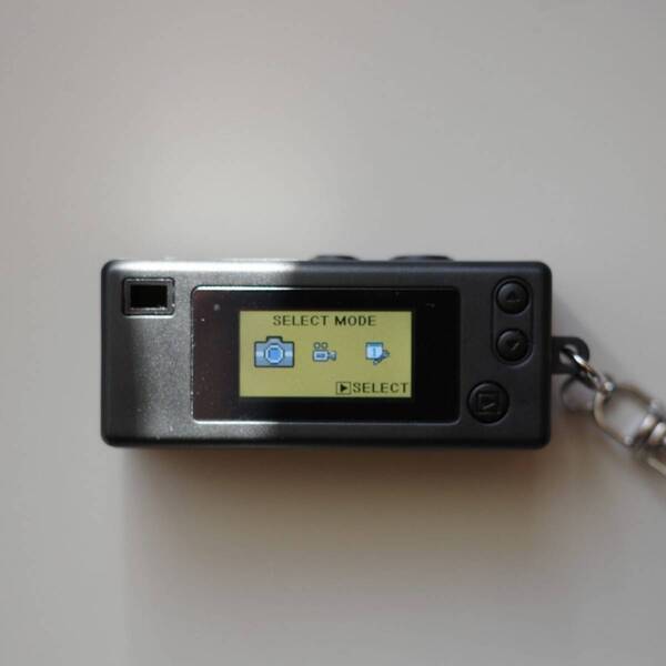 キーホルダー？いいえ本物のカメラです！バッグにつけられるKodak超小型カメラがすごい | HugMug