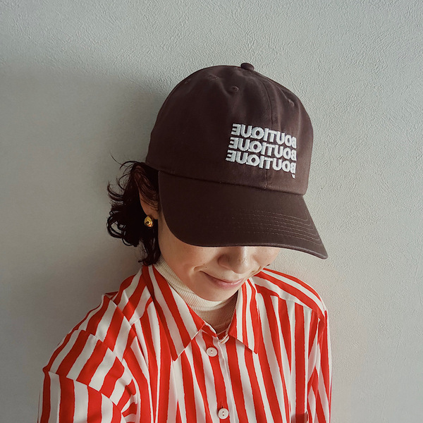 被るだけでこなれ見え！今季は『ブラウンキャップ』が正解！BOUTIQUEのロゴキャップで旬コーデ | HugMug