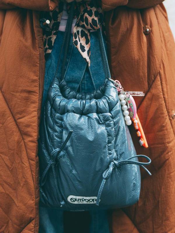 キルティングコートはこう着る！ 辛口アイテム投入が垢抜けのコツ | HugMug