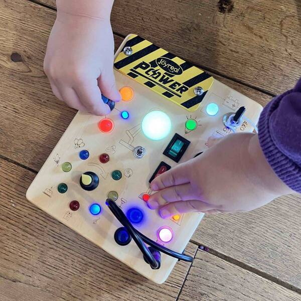 【しまむら・ダイソー】3歳息子の新年購入品5選！ 絵本やビジーボードなど買ってよかったアイテムをご紹介 | HugMug