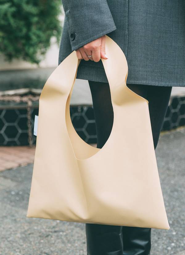 袖ありダウンより長いシーズン着れる！？冬のダウンベストレイヤード術をチェック | HugMug