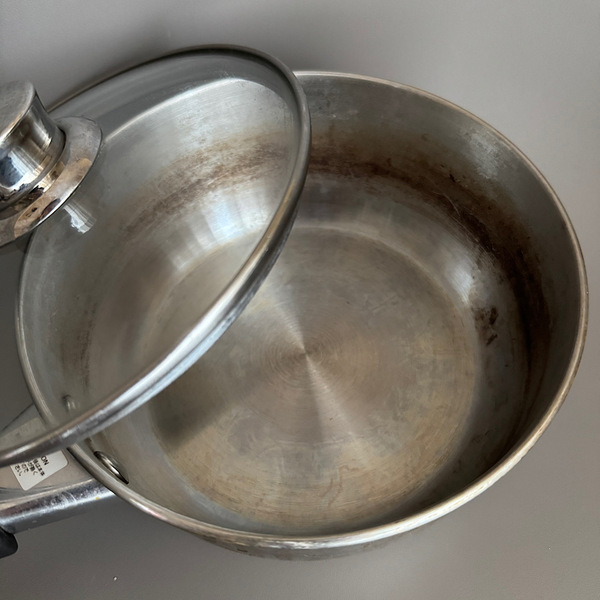 【ダイソー】諦めていた鍋の焦げが落ちた！110円の多目的クレンザーが神すぎる | HugMug