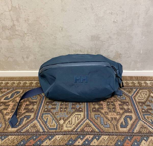 ウエストポーチに夢中！カジュアルからモードまで、コーデに合わせて選ぶおすすめ４選 | HugMug