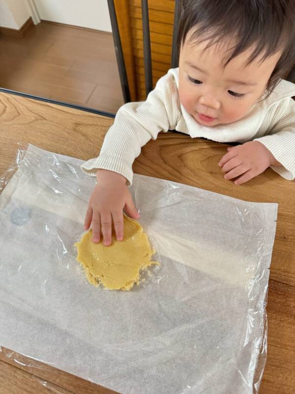 【バレンタイン】料理は最高の知育！？ 1歳児とつくる簡単手形クッキー | HugMug