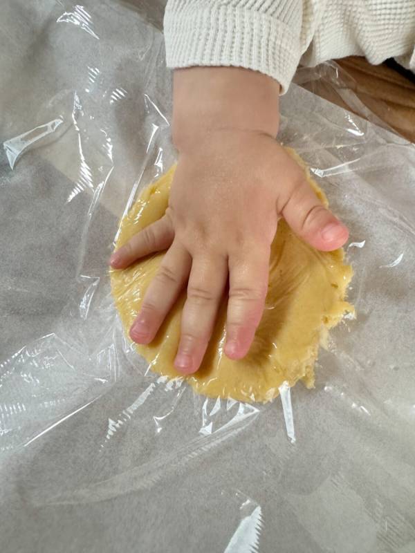 【バレンタイン】料理は最高の知育！？ 1歳児とつくる簡単手形クッキー | HugMug