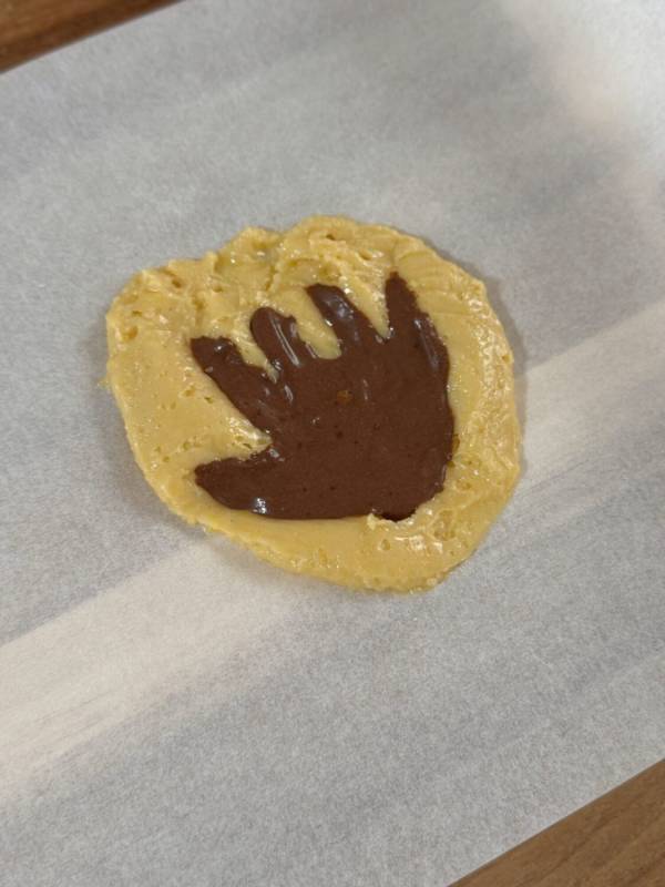 【バレンタイン】料理は最高の知育！？ 1歳児とつくる簡単手形クッキー | HugMug