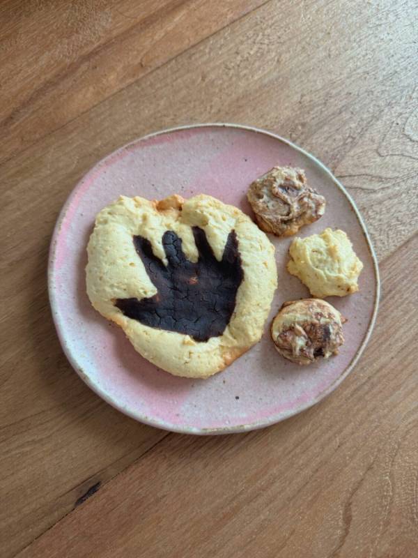 【バレンタイン】料理は最高の知育！？ 1歳児とつくる簡単手形クッキー | HugMug