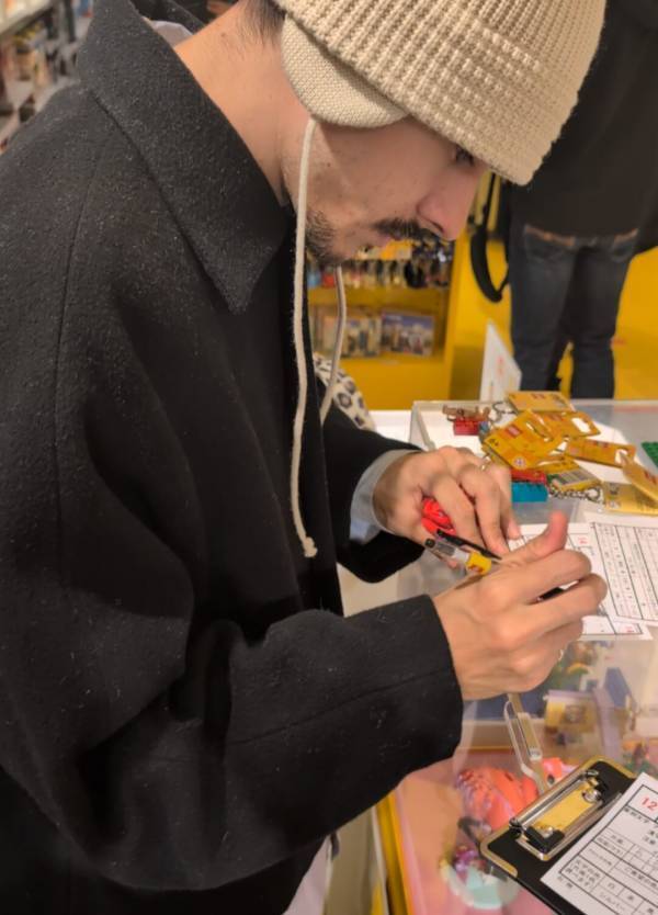 世界で1つのレゴ作り！今話題のレゴキーホルダーに刻印ができるの知ってる？ | HugMug