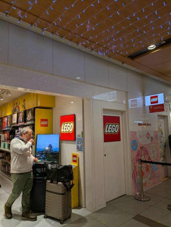 世界で1つのレゴ作り！今話題のレゴキーホルダーに刻印ができるの知ってる？ | HugMug