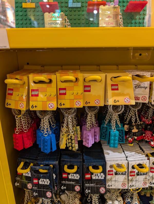 世界で1つのレゴ作り！今話題のレゴキーホルダーに刻印ができるの知ってる？ | HugMug