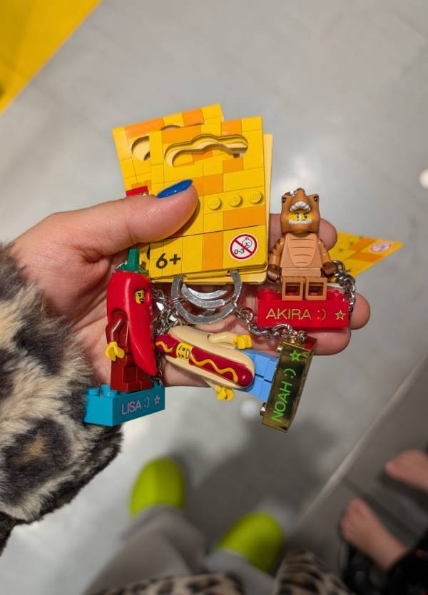 世界で1つのレゴ作り！今話題のレゴキーホルダーに刻印ができるの知ってる？ | HugMug