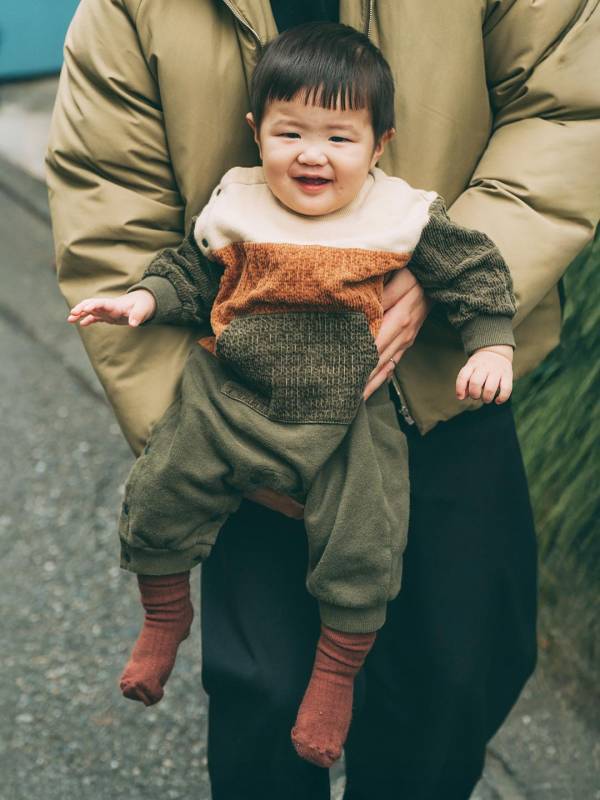 リンクコーデの正解バランス。夫婦で『サロモン』スニーカーをさりげなくシェア | HugMug