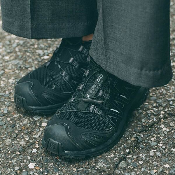 リンクコーデの正解バランス。夫婦で『サロモン』スニーカーをさりげなくシェア | HugMug