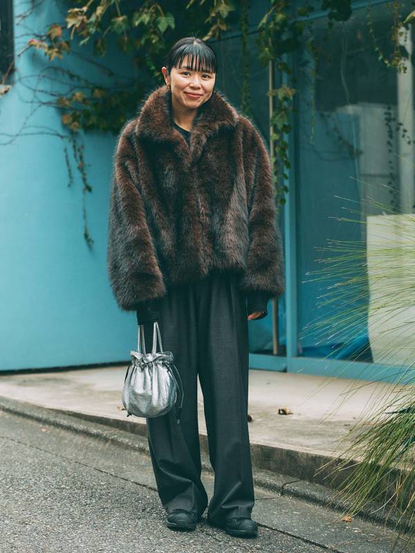 リンクコーデの正解バランス。夫婦で『サロモン』スニーカーをさりげなくシェア | HugMug