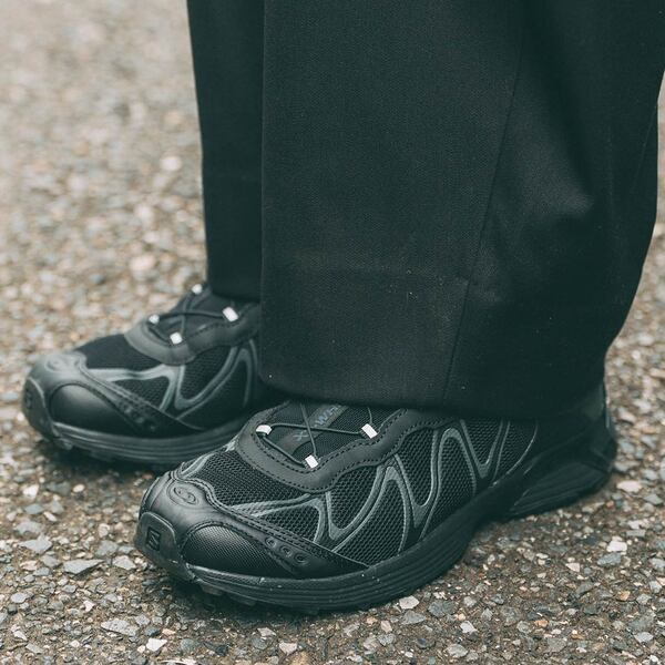 リンクコーデの正解バランス。夫婦で『サロモン』スニーカーをさりげなくシェア | HugMug