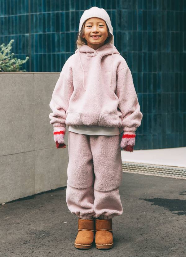 ボアアウターをモードに着こなす！ 『ミュウミュウ』レザーバッグとのバランス感が◎ | HugMug