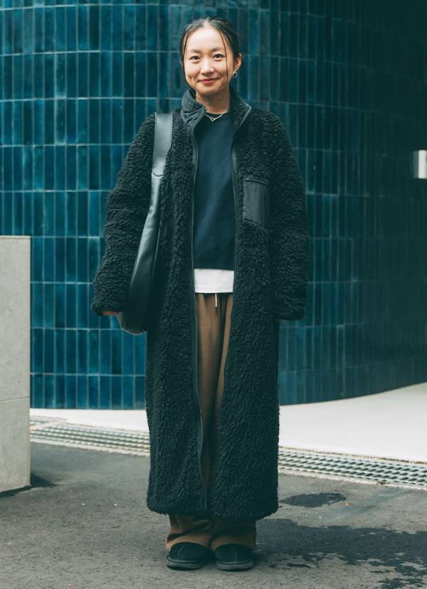 ボアアウターをモードに着こなす！ 『ミュウミュウ』レザーバッグとのバランス感が◎ | HugMug