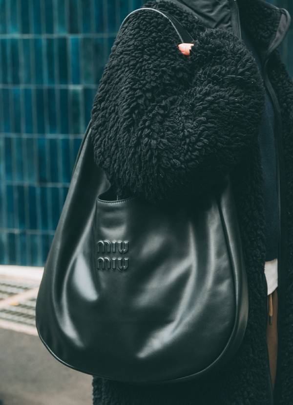 ボアアウターをモードに着こなす！ 『ミュウミュウ』レザーバッグとのバランス感が◎ | HugMug