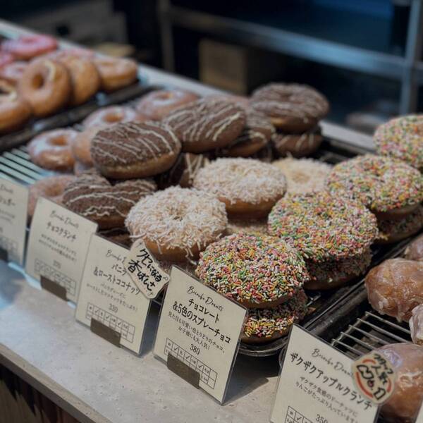 テイクアウトOK！「RACINES AOYAMA」のボリューム満点ドーナツでテラスカフェがおすすめ | HugMug